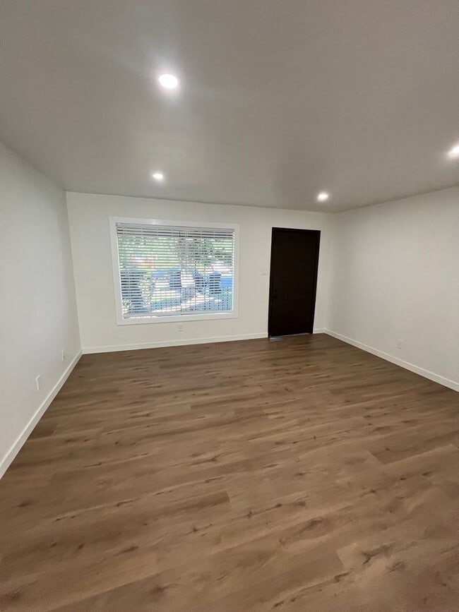 Building Photo - 230 S Murray Ave