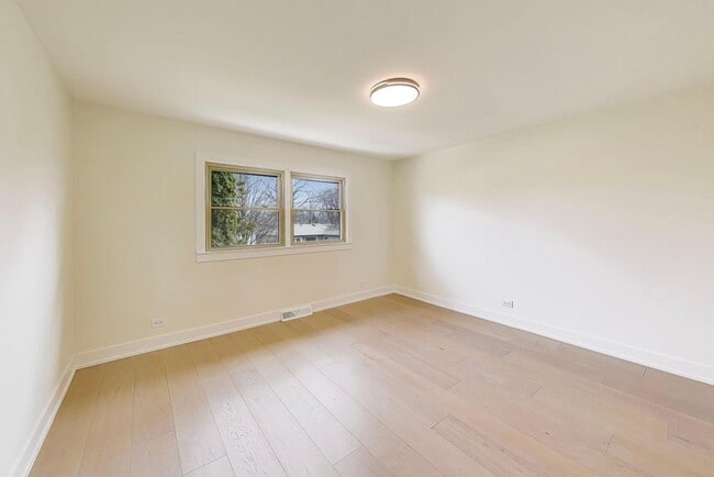 Building Photo - 909 S Waverly Ave