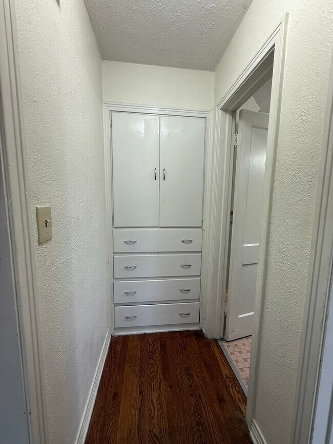Building Photo - Classic 1-Bedroom, 1-Bath Apartment in Pri...