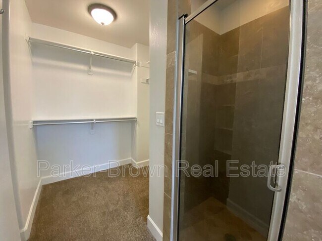 Building Photo - 5561 W Pkwy W