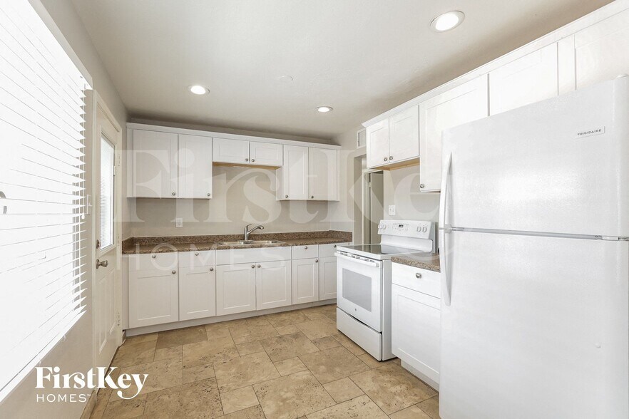 Building Photo - 2011 W Maryland Ave