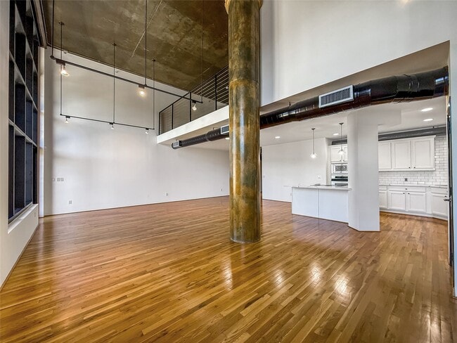 Building Photo - 1005 S Shepherd Dr