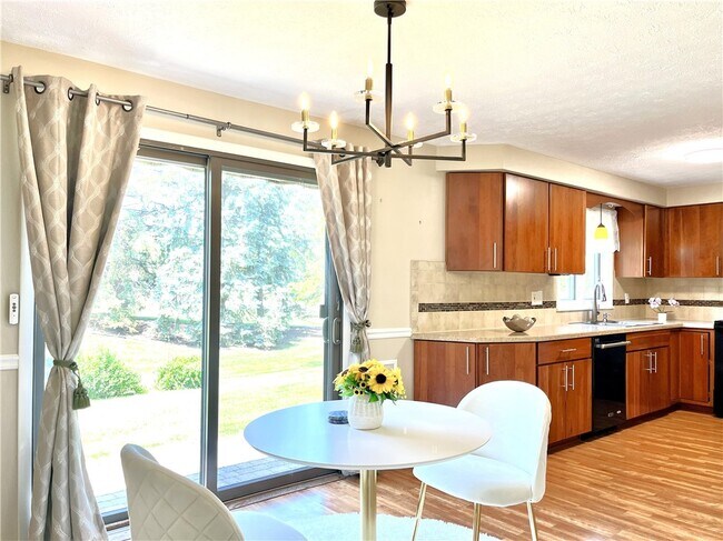 Building Photo - 3 Treetop Dr