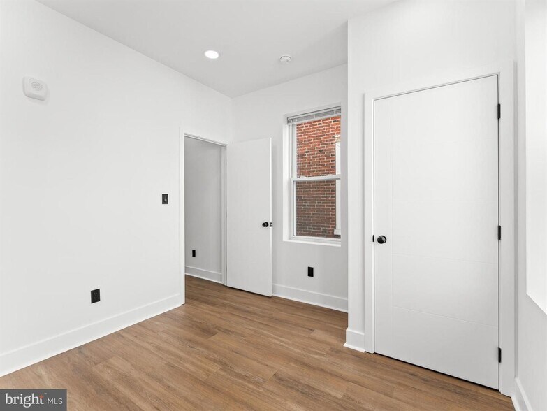 Building Photo - 4927 Catharine St