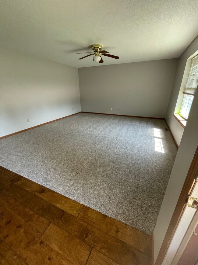 Building Photo - 3 bed/2 bath single- family home