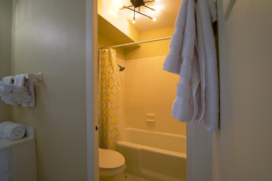 Bath/Shower Combo - 3080 Walnut Grove Rd