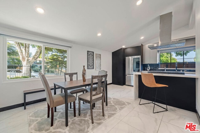 Building Photo - 20412 Oxnard St