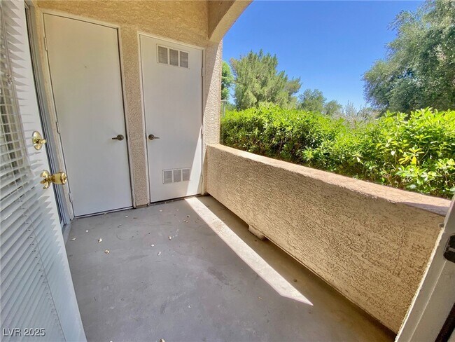 Building Photo - 3400 Cabana Dr