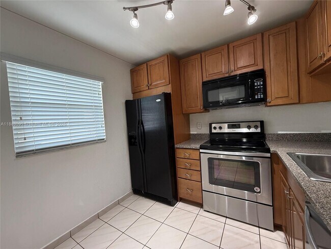 Building Photo - 9235 Lagoon Pl