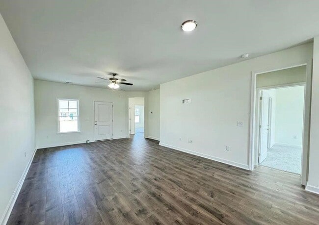 Building Photo - 106 E Sillinger Dr