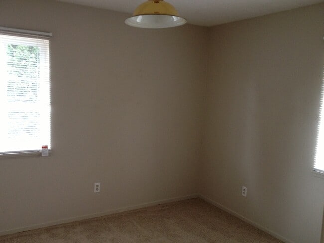 Building Photo - 4224-4224 N Commercial Ave