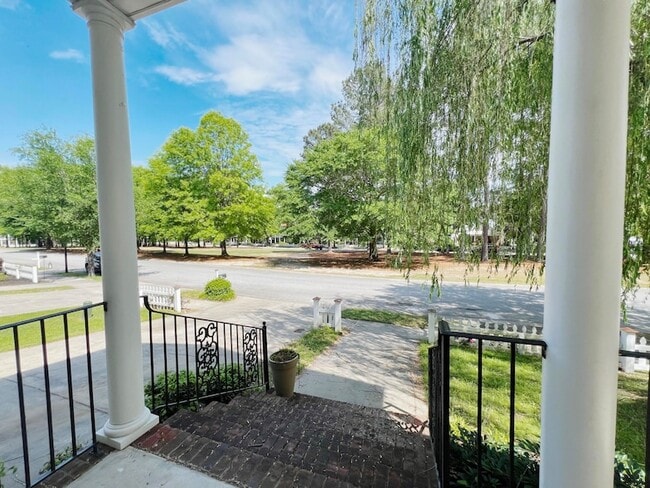 Building Photo - 933 Mitchell Ln