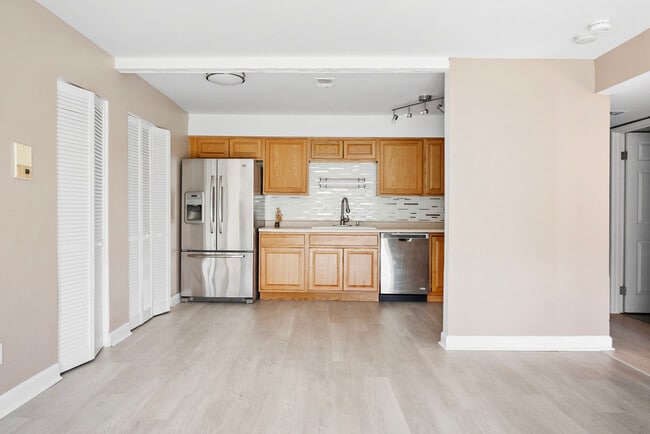 Building Photo - 9418 Bay Colony Dr