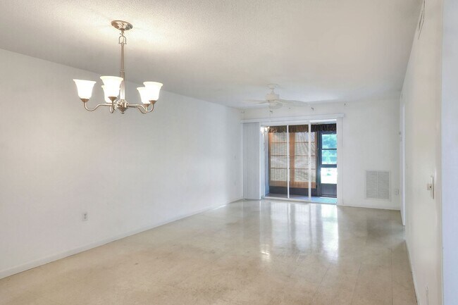Building Photo - 2-Bedroom, 1-Bathroom Condo in Winter Haven
