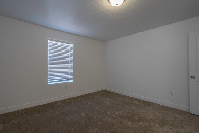 Building Photo - Well Maintained, 3 Bedroom and 2.5 Bathroom Townhome in Desert Color! Internet Included!