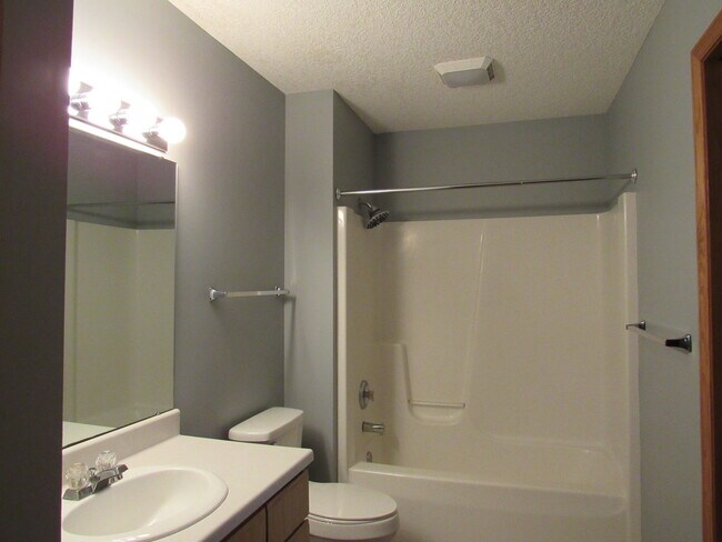 Building Photo - 3470 Parkwild Dr