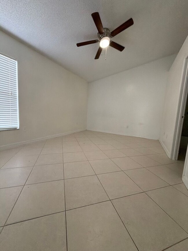 Building Photo - 13855 Glasser Ave