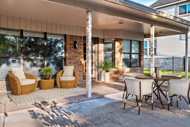 Building Photo - 421 St Andrews St