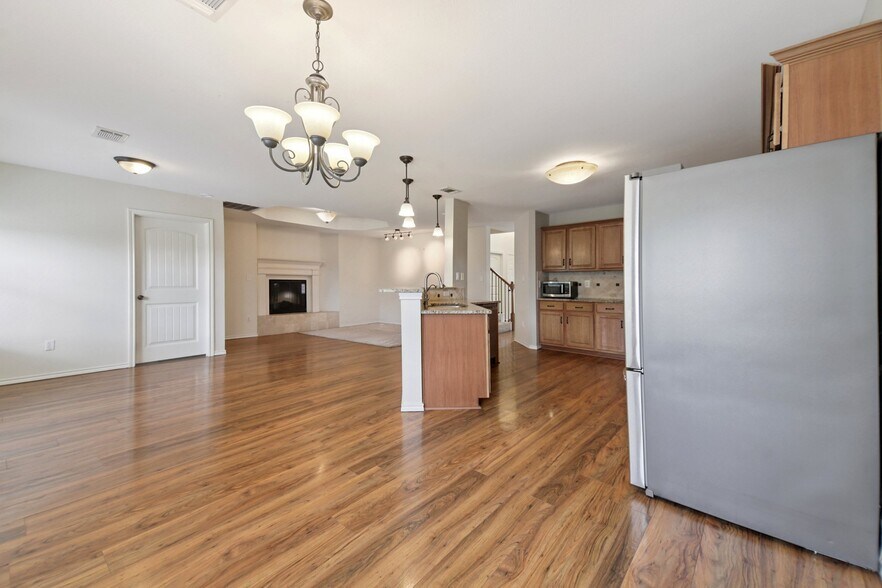 Building Photo - 2114 Iroquois Dr