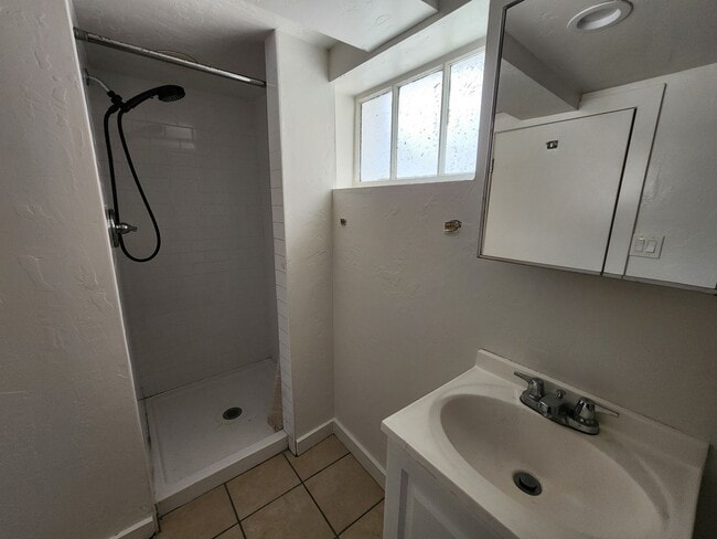 Building Photo - F99if500 (Duplex) ***