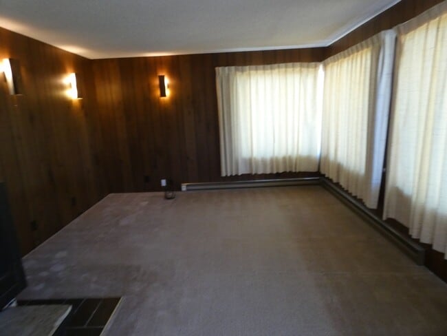 Building Photo - Central Duplex with View
