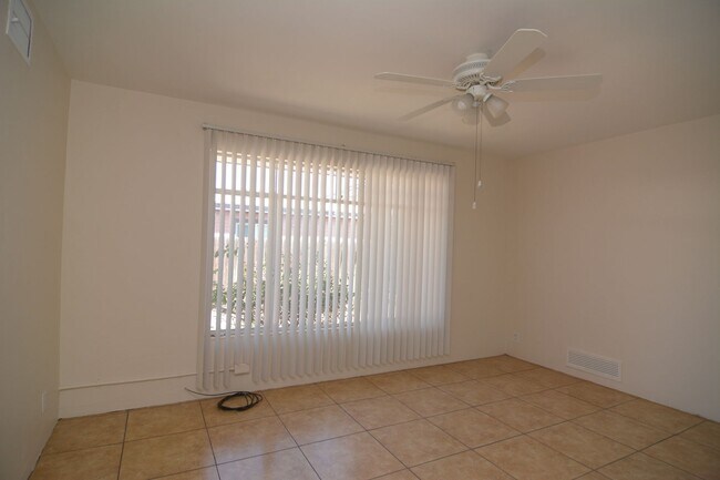 Building Photo - 6 Bedroom 3 Bath Home! Walking distance to University!