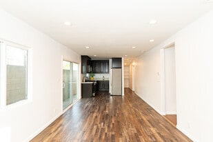 Building Photo - 940 S Bernal Ave