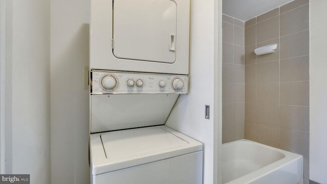 Building Photo - 444 N 4th St