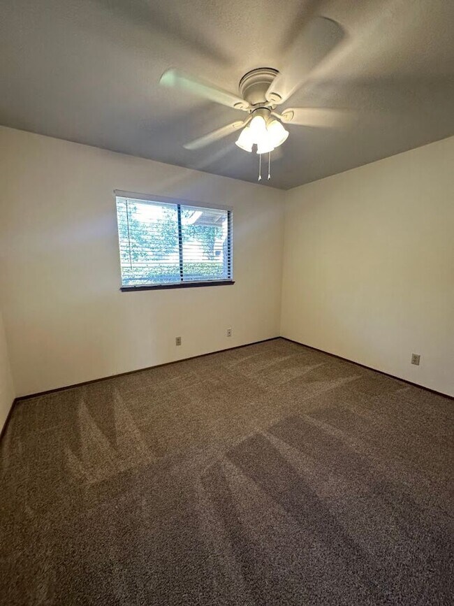 Building Photo - Nice well cared for home in desirable Edge...
