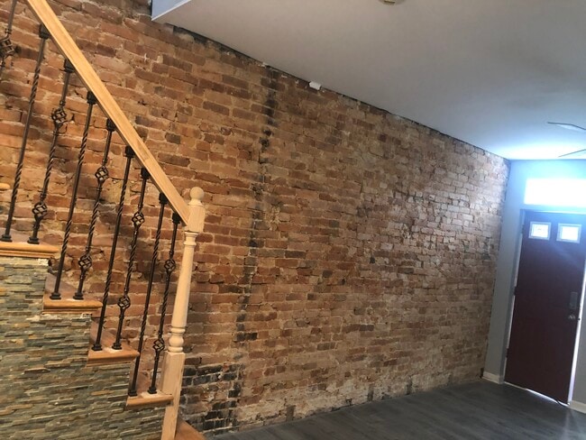 Building Photo - 405 S Vincent St