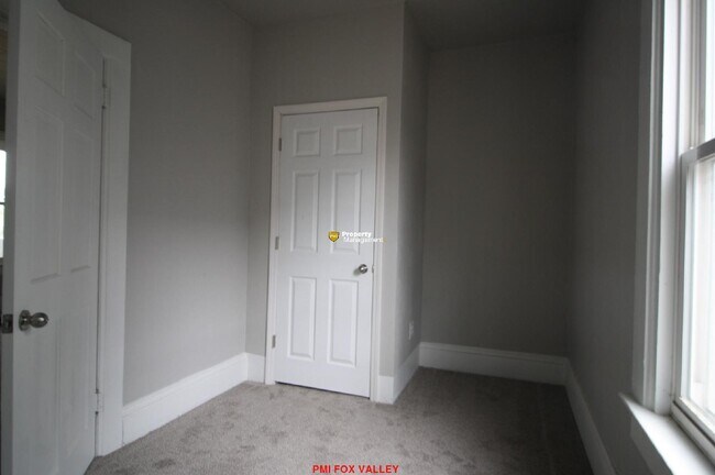 Building Photo - Large 3 - Bedroom Duplex in Oshkosh