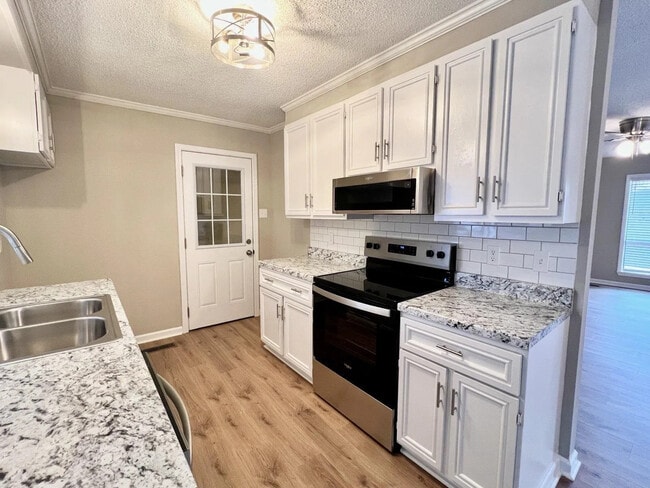 Building Photo - 848 Southview Dr