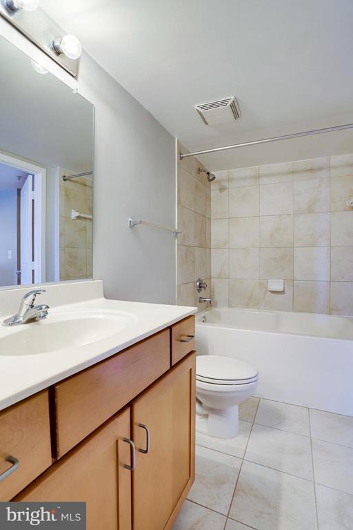 Building Photo - 2220 Fairfax Dr