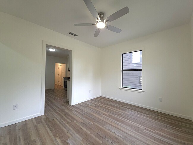 Building Photo - 1010 W Rusk St