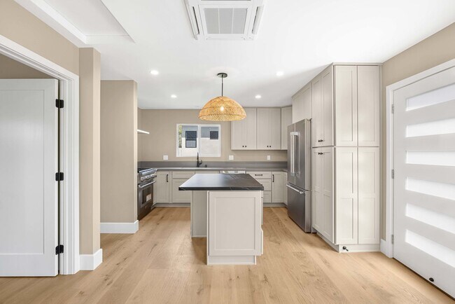 Building Photo - Eastside Gem - Fully Remodeled Modern Contemporary on Coveted Horseshoe Street