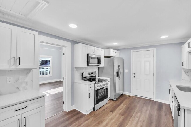 Building Photo - Cozy 2BR, 1BA Home with Spacious Yard