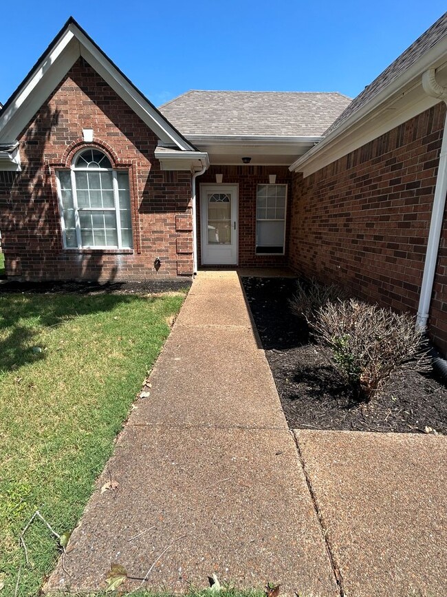 Building Photo - Cozy home in The Commons neighborhood offering split bedroom floor plan! Back yard is fully fence...
