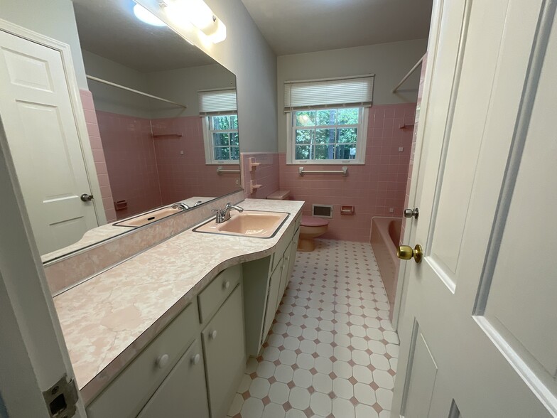 Bathroom - 1671 Glenwyck Pl