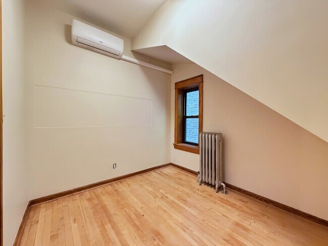Building Photo - 2036 N Sawyer Ave