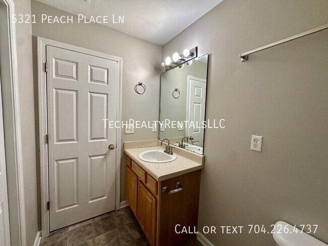 Building Photo - 5321 Peach Pl Ln
