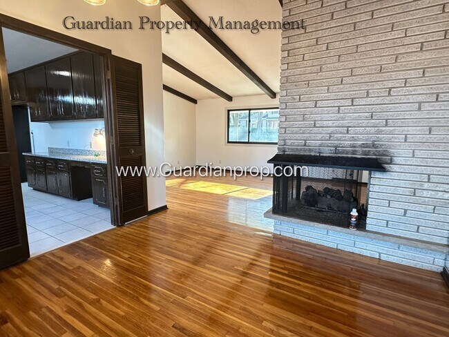Building Photo - Burnsville Single Family Home, 2 Car Garage, Large Sun Room, Fireplace, Deck