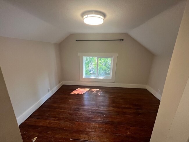 Building Photo - 3-bedroom, 1.0 bathroom Home near downtown Niles