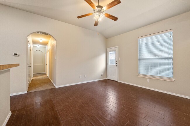 Building Photo - Beautiful 3 Bedroom Duplex in New Braunfels!!!