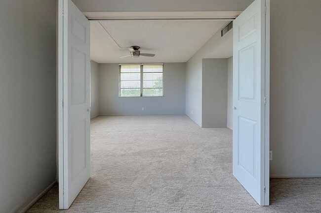 Building Photo - 3051 S Palm Aire Dr