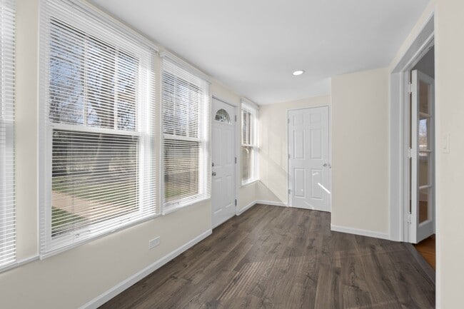 Building Photo - 823 Deerfield Rd