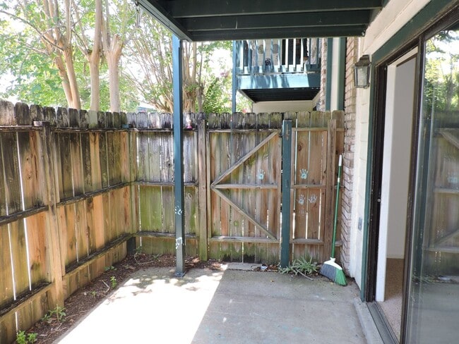 Building Photo - Convenient to schools, beaches, & shopping