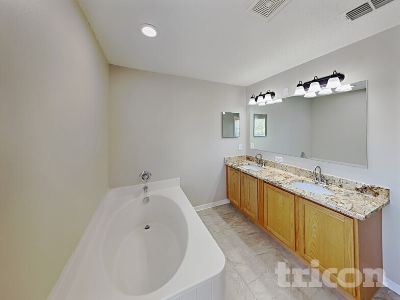 Building Photo - 13561 Linden Dr