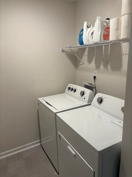 Building Photo - Room in House on Moore Crk Dr
