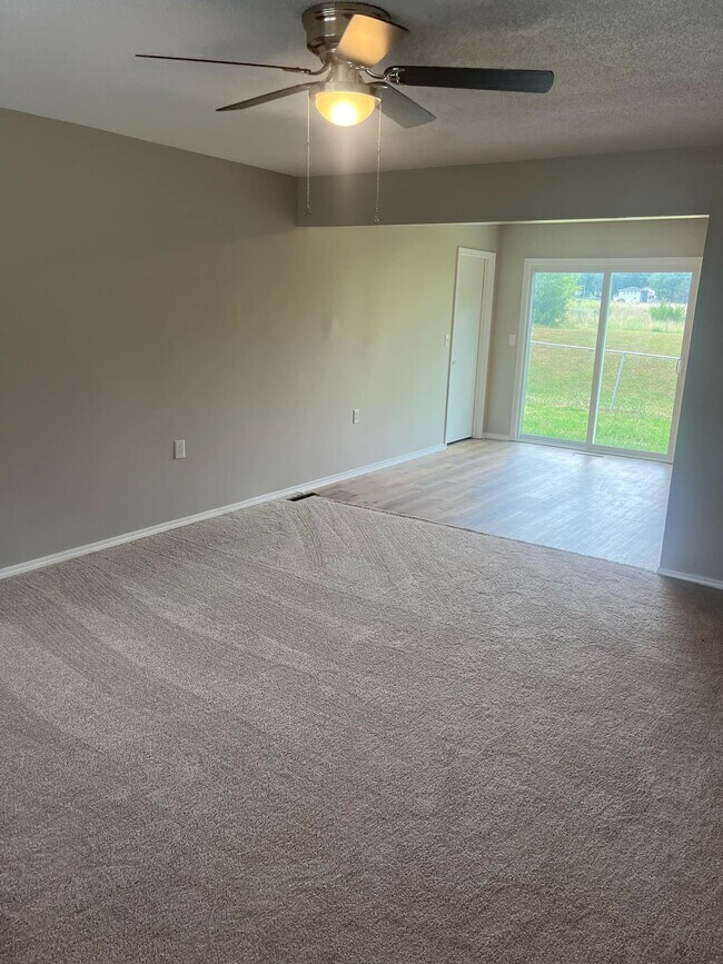 Building Photo - 230 NE 85th Rd