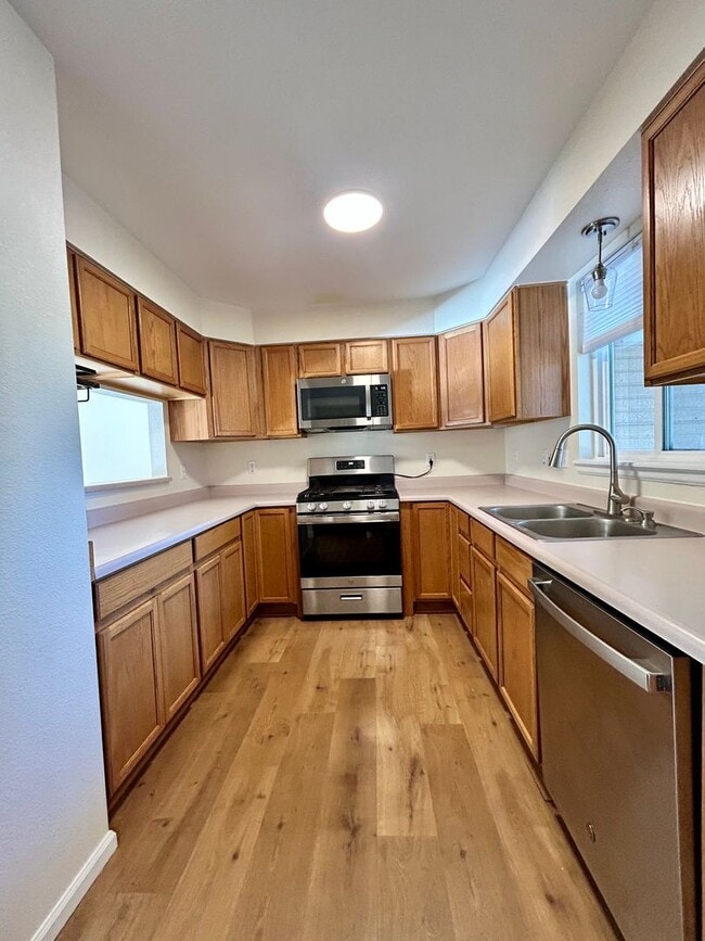 Building Photo - Sunny & Spacious 2-Bedroom Townhome